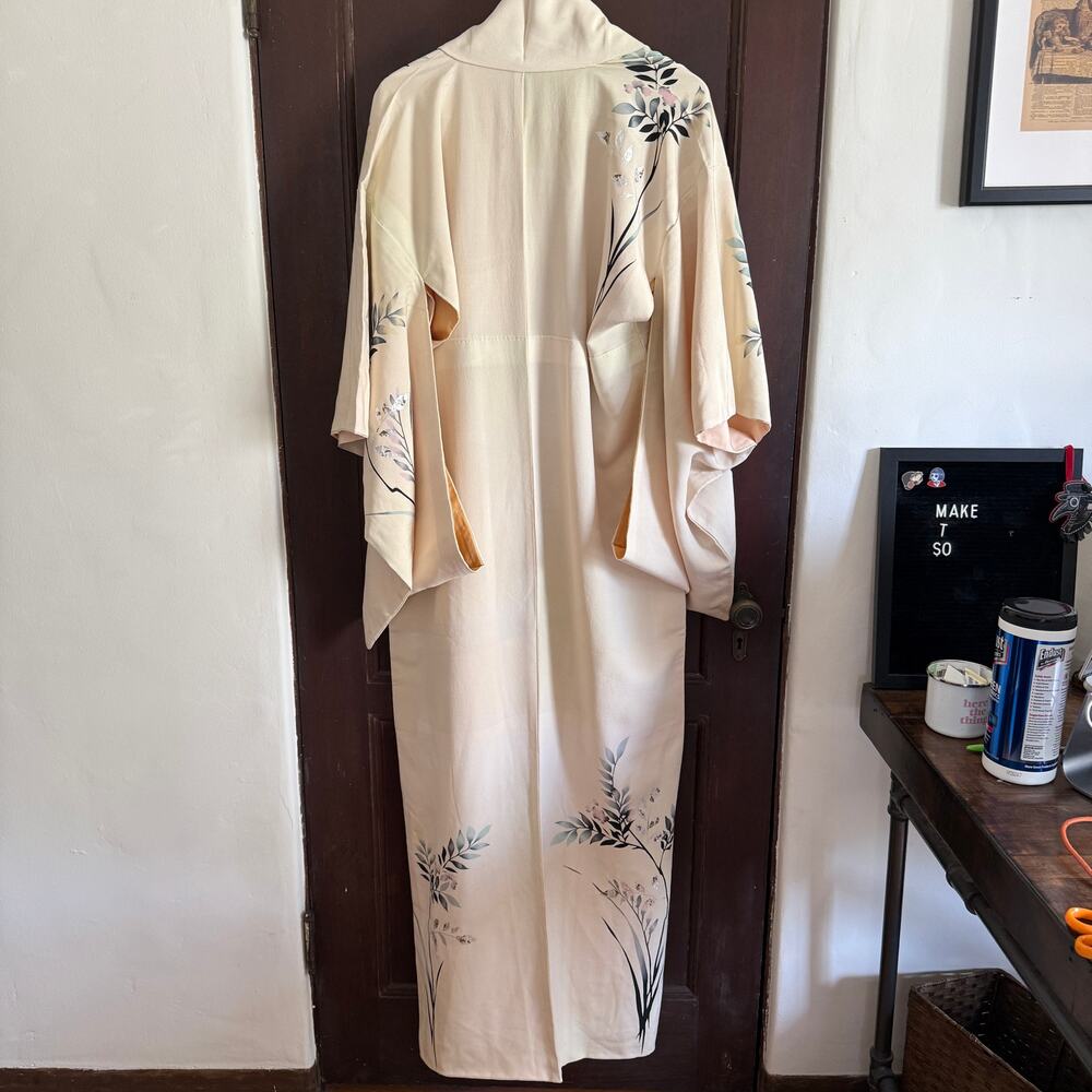 VINTAGE Cream Silk Floral Fully Lined Tomesode Kimono Floral Metallic accent